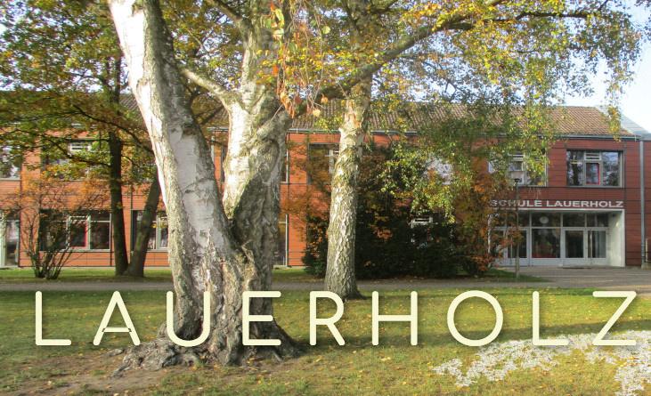 Zwei herbstlichen Bäume vor einem Backsteingebäude, Schritt LAUERHOLZ im Vordergrund